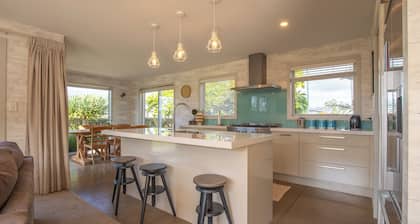 Stunning Surfers 4 Bedroom Beach House