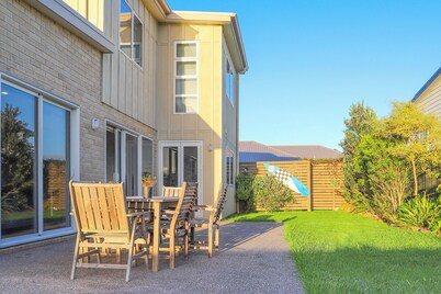 Stunning Surfers 4 Bedroom Beach House 