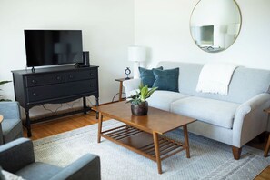 Smart-TV, Tischtennisplatte, Bücher, Stereoanlage