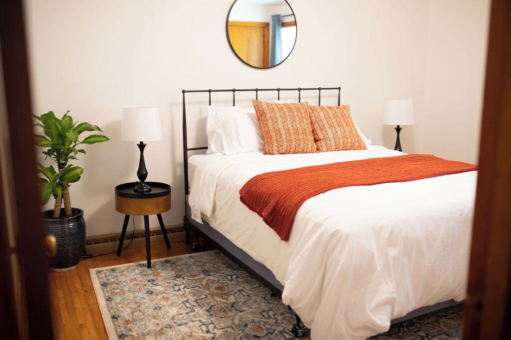 3 quartos, ferros/tábuas de passar roupa, berço de viagem