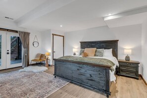 5 camere, una scrivania, ferro/asse da stiro, culla da viaggio