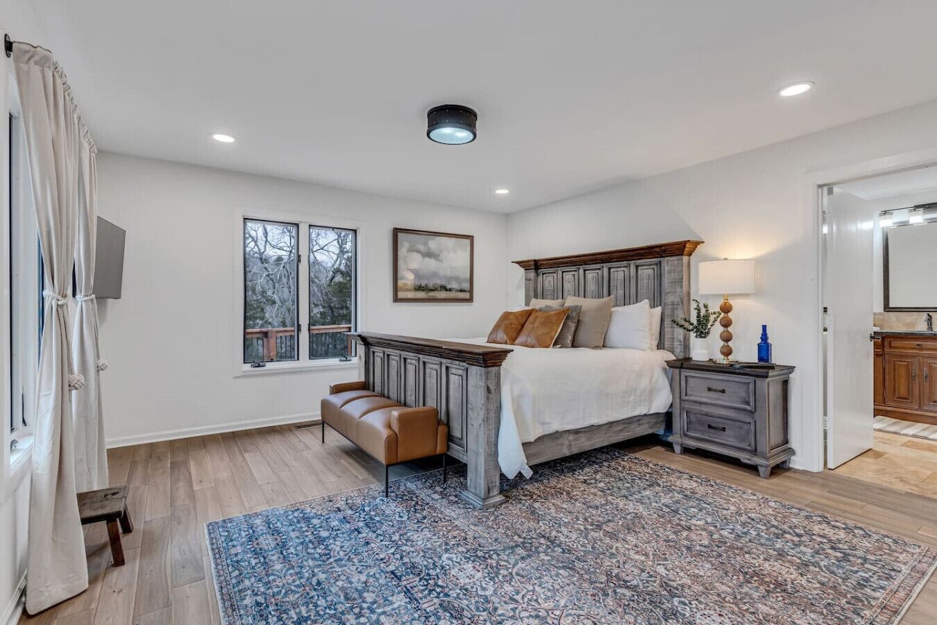 5 bedrooms, desk, iron/ironing board, travel crib