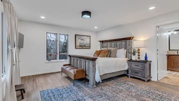 5 bedrooms, desk, iron/ironing board, travel crib