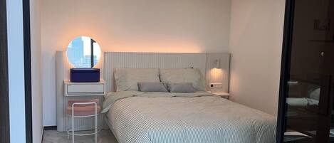 2 habitaciones, escritorio, tabla de planchar con plancha y wifi