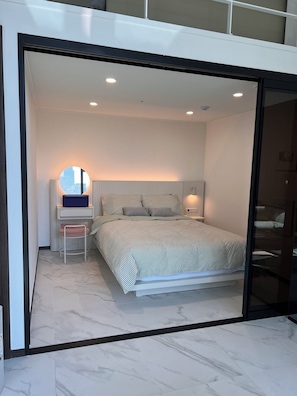 2 bedrooms, desk, iron/ironing board, WiFi