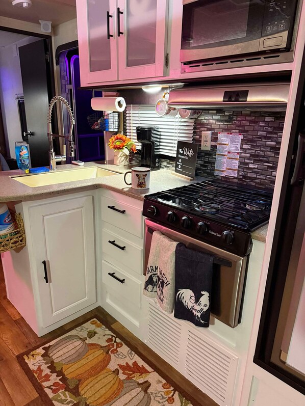 Refrigerador, microondas, horno y parrilla de estufa