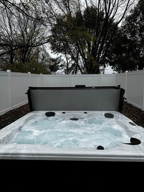 Outdoor spa tub - Charming Lake Erie front 2-bedroom house with hot tub in lovely Conneaut (Conneaut)