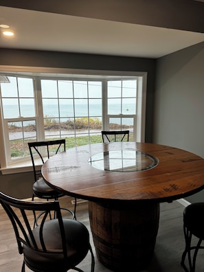 Dining - Charming Lake Erie front 2-bedroom house with hot tub in lovely Conneaut (Conneaut)
