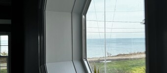 Charming Lake Erie front 2-bedroom house with hot tub in lovely Conneaut