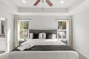 3 bedrooms, iron/ironing board, WiFi, bed sheets - Brand New | Contemporary | <15 mins everywhere (Charlotte)