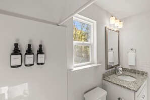 Haartrockner, Handtücher, Seife, Toilettenpapier