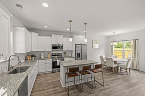 Private kitchen - Brand New | Contemporary | <15 mins everywhere (Charlotte)