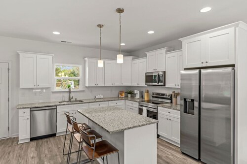 Roomy 3BR • Sleeps 10+ • <15m anywhere • Free Parking