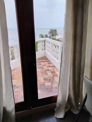 Executive Room, 1 King Bed, Non Smoking | Terrace/patio