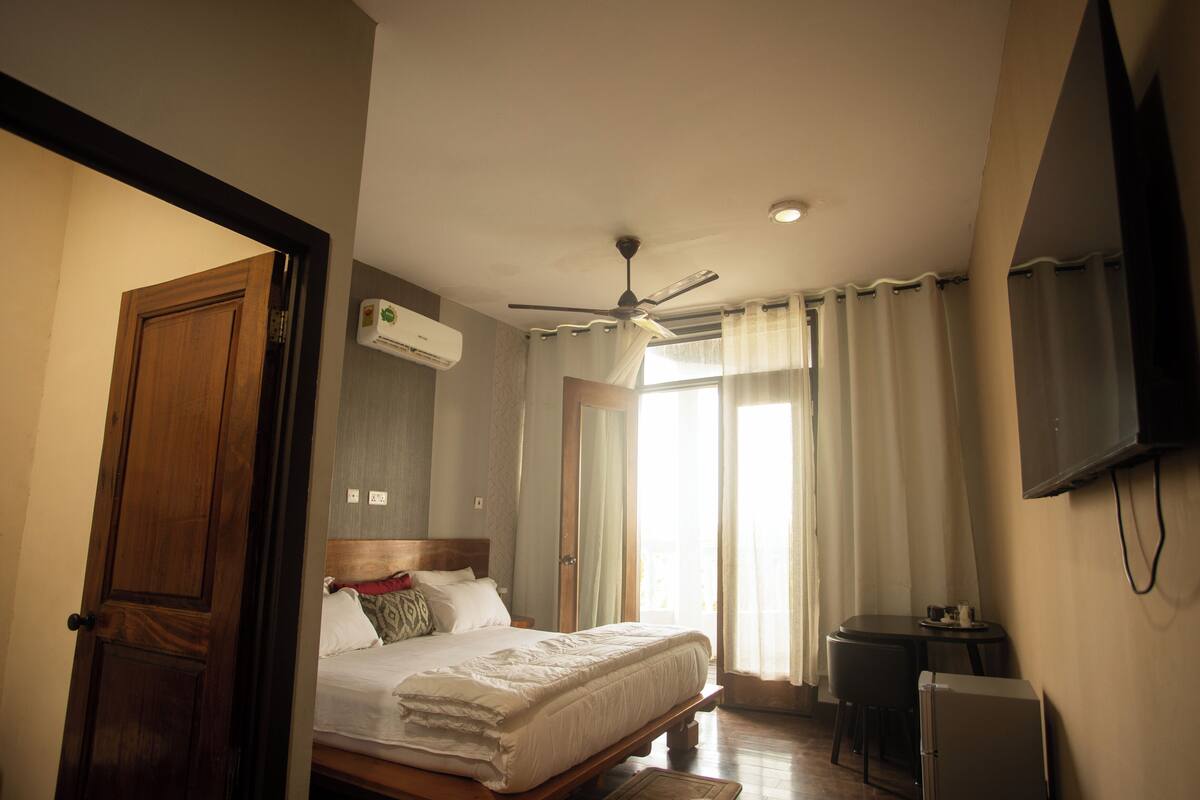 Deluxe Room, 1 Queen Bed, Non Smoking | 1 bedroom, desk, laptop workspace, free WiFi