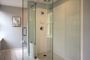 Hair dryer, towels, soap, shampoo - Biltmore Village - 2 King Suites Sleeps 10 • Free Parking On Site (Asheville)