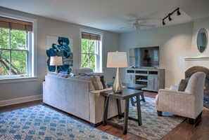 Televisión y chimenea 