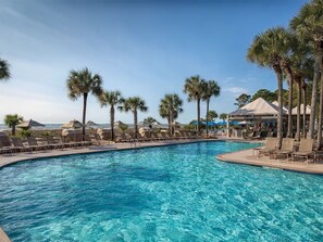 Een binnenzwembad en een buitenzwembad