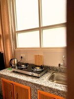 Refrigerador, horno, tetera/pava eléctrica, tostadora