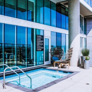 Alberca al aire libre y alberca climatizada