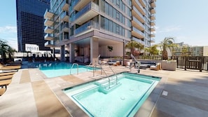 Una piscina al aire libre, una piscina climatizada