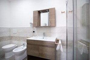 Dusj, hårføner, bidé og håndklær