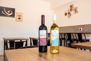 Dos botellas de vino rosso d'ogliastra sobre una mesa de madera en un restaurante.