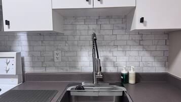 冷蔵庫、電子レンジ、オーブン、コンロ