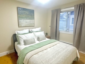1 bedroom, iron/ironing board, travel crib, WiFi - Cozy, Tranquil & Private/ Full 1 Bedroom Loft, Sleeps 4, AC and Wi-Fi (Surrey)