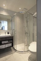 Een douche, milieuvriendelijke toiletartikelen, een haardroger