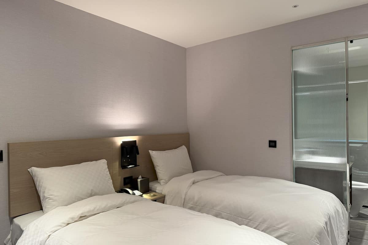 Habitación básica con 1 cama matrimonial o 2 individuales | Wifi gratis y ropa de cama