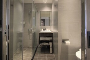 Phòng 3 phong cách cổ điển | Phòng tắm | Buồng tắm vòi sen, đồ dùng nhà tắm thân thiện với môi trường 