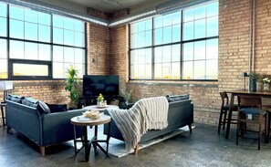 TV - The Luxe Loft in Canal Park | NEW- Boho-Chic (Duluth)