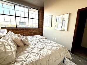2 bedrooms, iron/ironing board, WiFi, bed sheets - The Luxe Loft in Canal Park | NEW- Boho-Chic (Duluth)