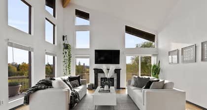 Spacious 5bedroom house with beautiful views of Spokane River & centennial trail