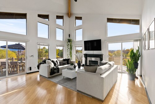 Spacious 5bedroom house with beautiful views of Spokane River & centennial trail