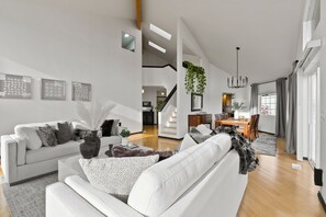 Una Smart TV, una chimenea