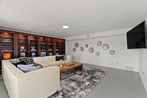 Smart TV, fireplace - Spacious 5bedroom house with beautiful views of Spokane River & centennial trail (Spokane)