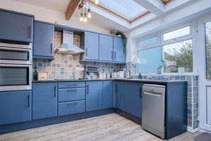 Fridge, oven, dishwasher - Lobster Cottage - 3 Bedroom Cottage - Tenby (Tenby)