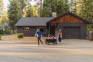 Exterior - Hot tub, game loft, family friendly lots of kids toys! (Tahoe City)