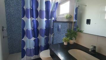 Luxury Studio Suite, City View | Bilik Mandi | Jubah mandi, selipar