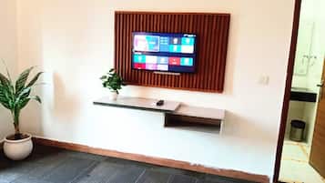 Luxury Studio Suite, City View | Soundproofing, iron/ironing board, free WiFi