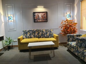 Luxury Studio Suite, City View | Living area