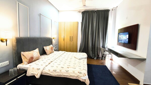 Luxury Studio Suite, City View | Soundproofing, iron/ironing board, free WiFi