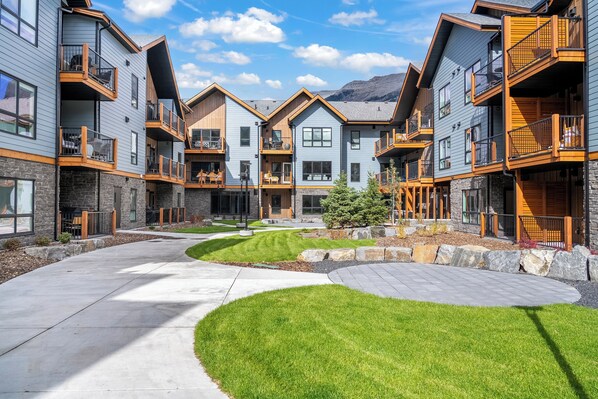 Exterior - Rockies Retreat: Pool, Hot tub, Gym, Free parking (Dead Man's Flats)