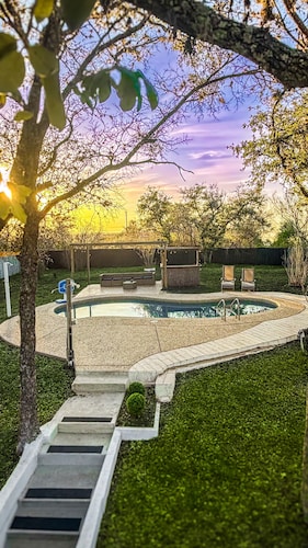 luxury house 1 min away from seaWorld
10 min from Lockland base!!