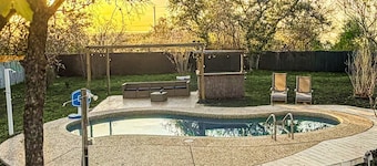 luxury house 1 min away from seaWorld
10 min from Lockland base!!