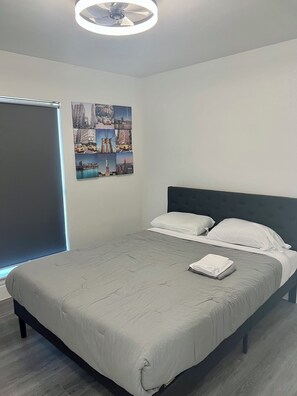 4 bedrooms, desk, free WiFi - luxury house 1 min away from seaWorld
10 min from Lockland base!! (San Antonio)