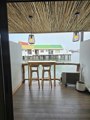 Habitación, vista parcial al mar | Terraza o patio