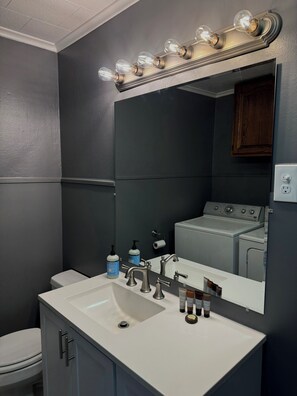 Douche, sèche-cheveux, serviettes fournies, savon